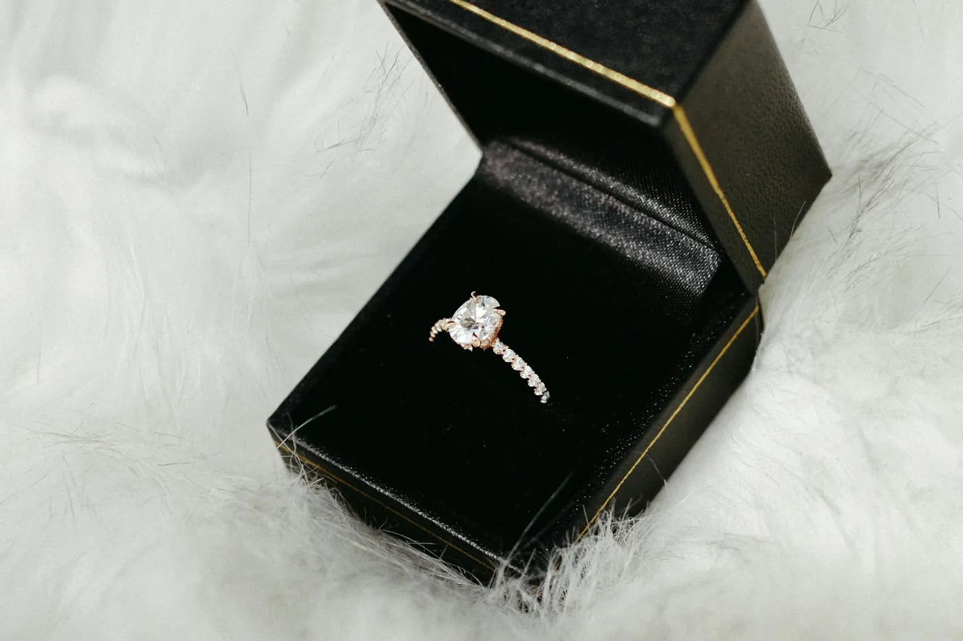 Ring in Rotgold in einem schwarzen Schmucketui