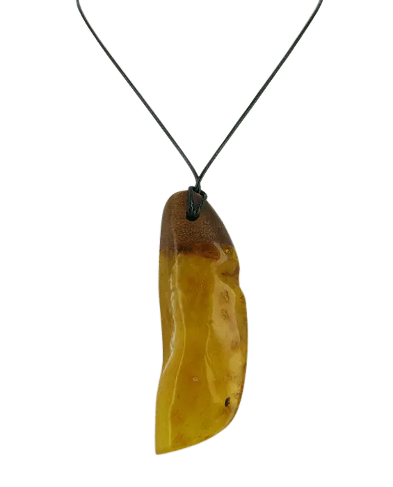 Artikelbild 1 des Artikels “Anhänger „Rohstein mit Holz“ mit Bernstein, Länge 77 mm “