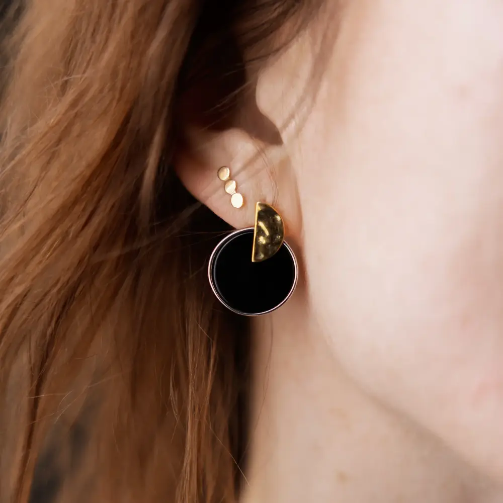Product image 1 of the product “Stud Earrings “Round Onyx Disc” in Gold-Plated 925 Sterling Silver with Onyx ”