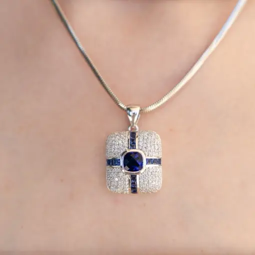 Artikelbild des Artikels “Anhänger „Kissen mit blauem Kreuz“ aus 925 Silber mit Zirkonia “