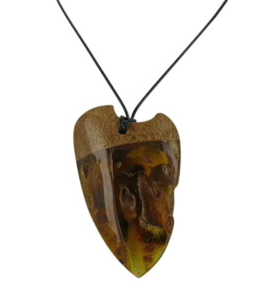 Artikelbild des Artikels “Anhänger „Rohstein mit Holz“ mit Bernstein, Länge 68 mm “