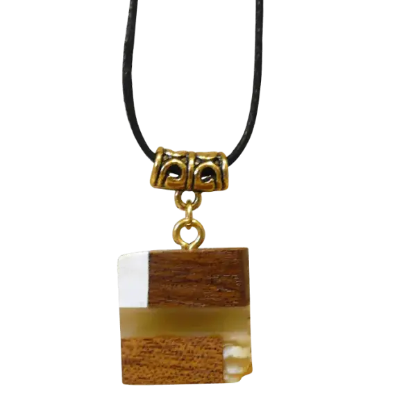 Artikelbild des Artikels “Anhänger „Würfel mit Holz“ mit Bernstein “