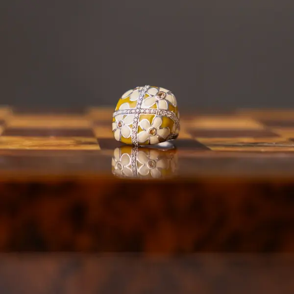 Artikelbild des Artikels “Damenring „Kuppel mit Blütenemaille“ aus 925 Silber mit Zirkonia “