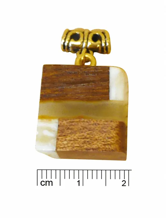 Artikelbild des Artikels “Anhänger „Würfel mit Holz“ mit Bernstein “