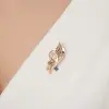 Artikelbild 2 des Artikels “Brosche „Blatt mit blauen Steinen“ aus 585 Rotgold mit Zirkonia und Topas “