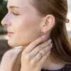 Artikelbild 2 des Artikels “Damenring „Gebogene Bänder mit Steinreihe“ aus 585 Rotgold mit Zirkonia “