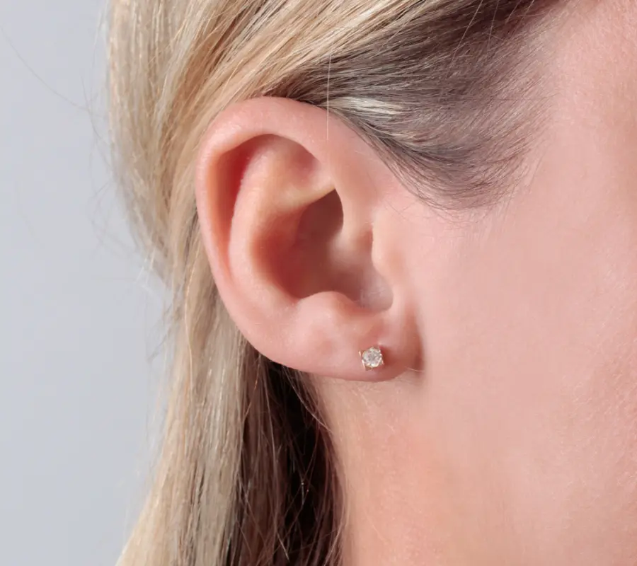Artikelbild 2 des Artikels “Ohrstecker „Solitär in Quadratfassung“ aus 585 Gelbgold mit Brillanten “