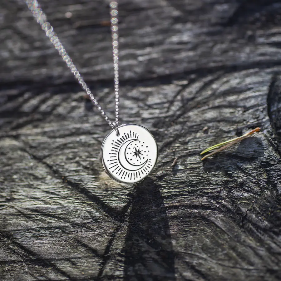 Artikelbild 3 des Artikels “Collier „Scheibe mit Mond und Sonne“ aus 925 Silber “