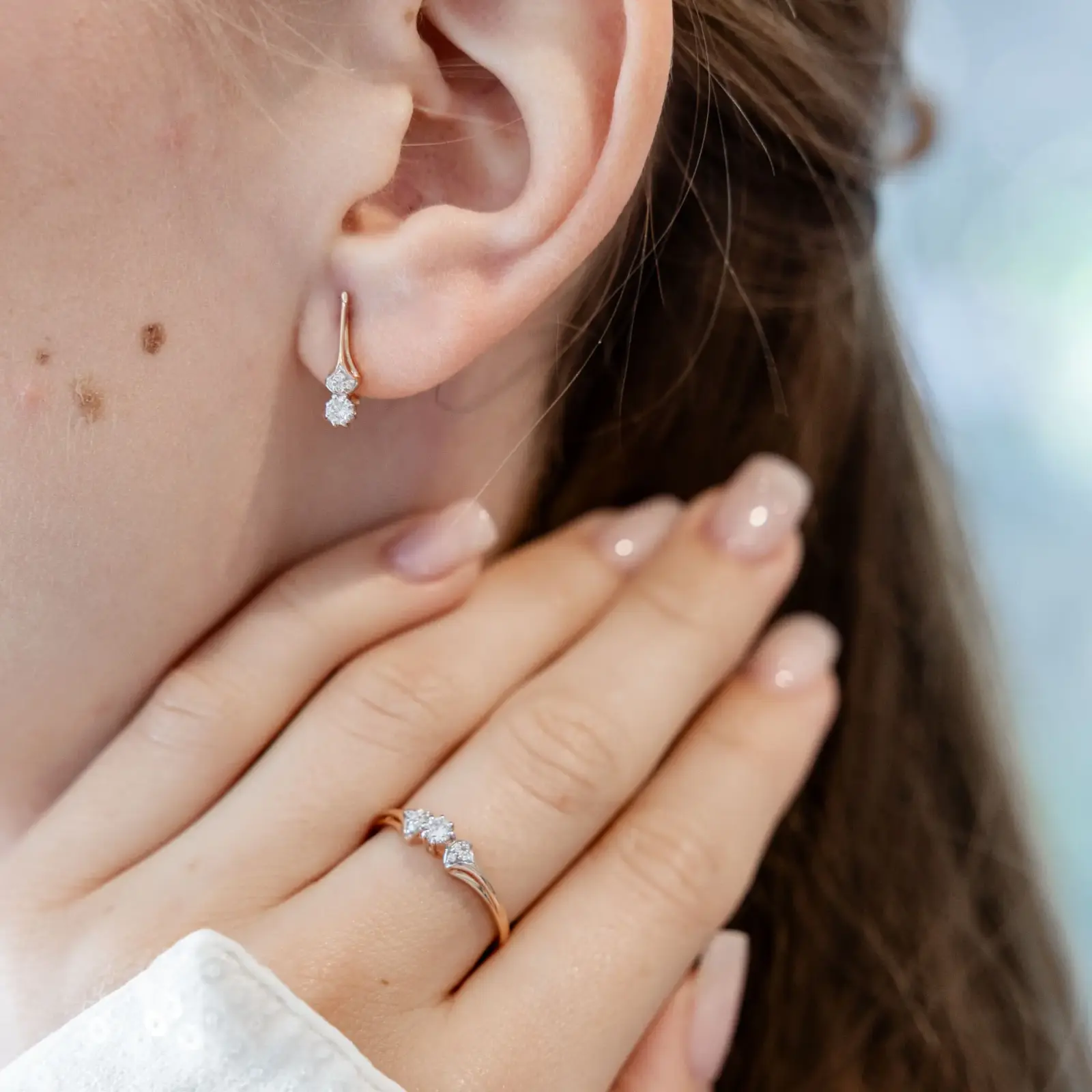 Artikelbild 3 des Artikels “Damenring „Drei Steine mit Schwung“ aus 585 Rotgold mit Zirkonia “