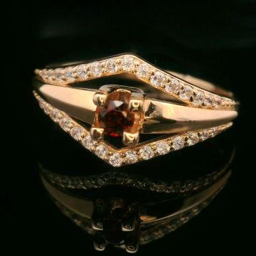 Lady´s ring in red gold of 585 assay value with garnet, zirconia 